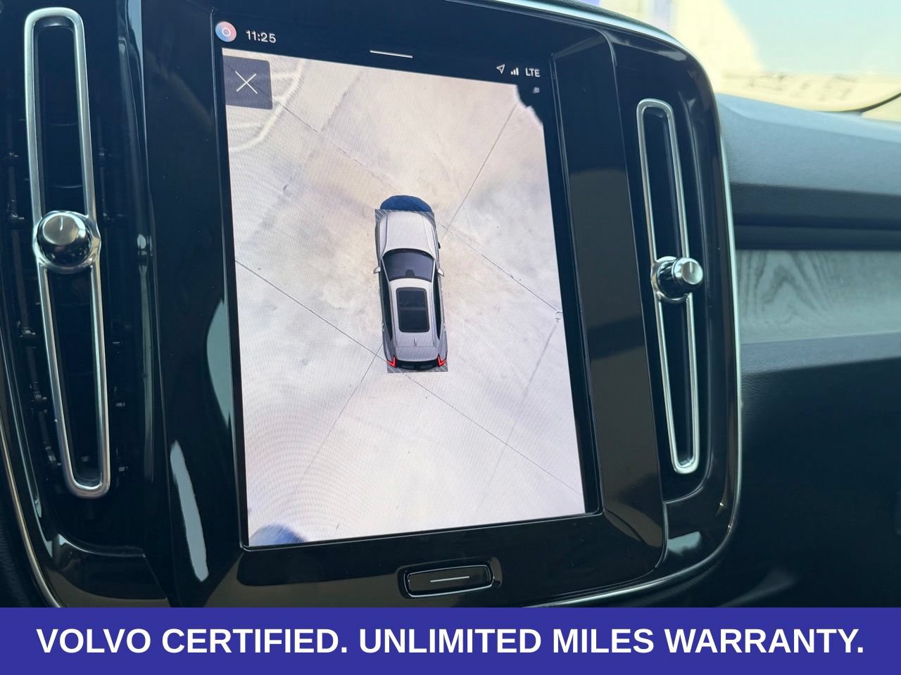 Certified 2025 Volvo XC40 B5 Plus AWD/4WD image 22