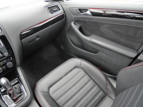 Used 2018 Volkswagen Jetta GLI image 11