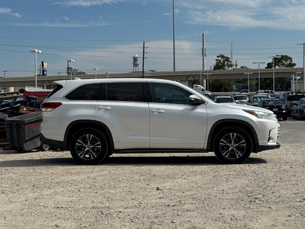 Used 2018 Toyota Highlander Plus FWD image 7