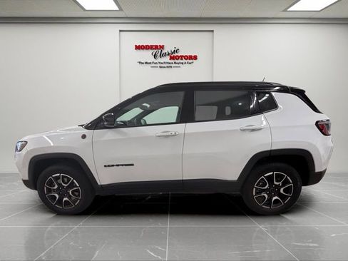 Used 2025 Jeep Compass Trailhawk w/ Trailer Tow Group AWD/4WD image 4