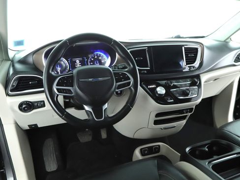 Used 2018 Chrysler Pacifica Touring-L image 2