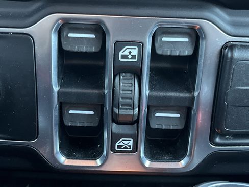 Used 2020 Jeep Wrangler Unlimited Sahara image 8