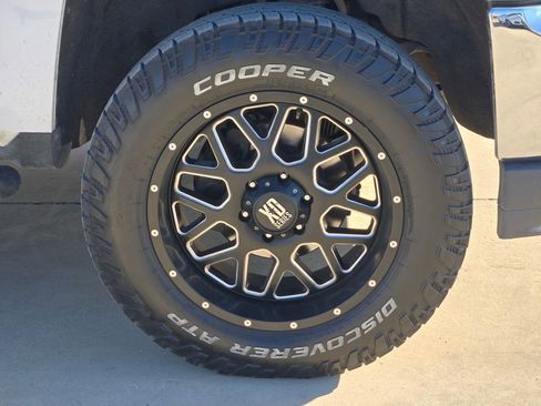 Used 2018 Chevrolet Silverado 1500 LT w/ LT Eassist Package image 8