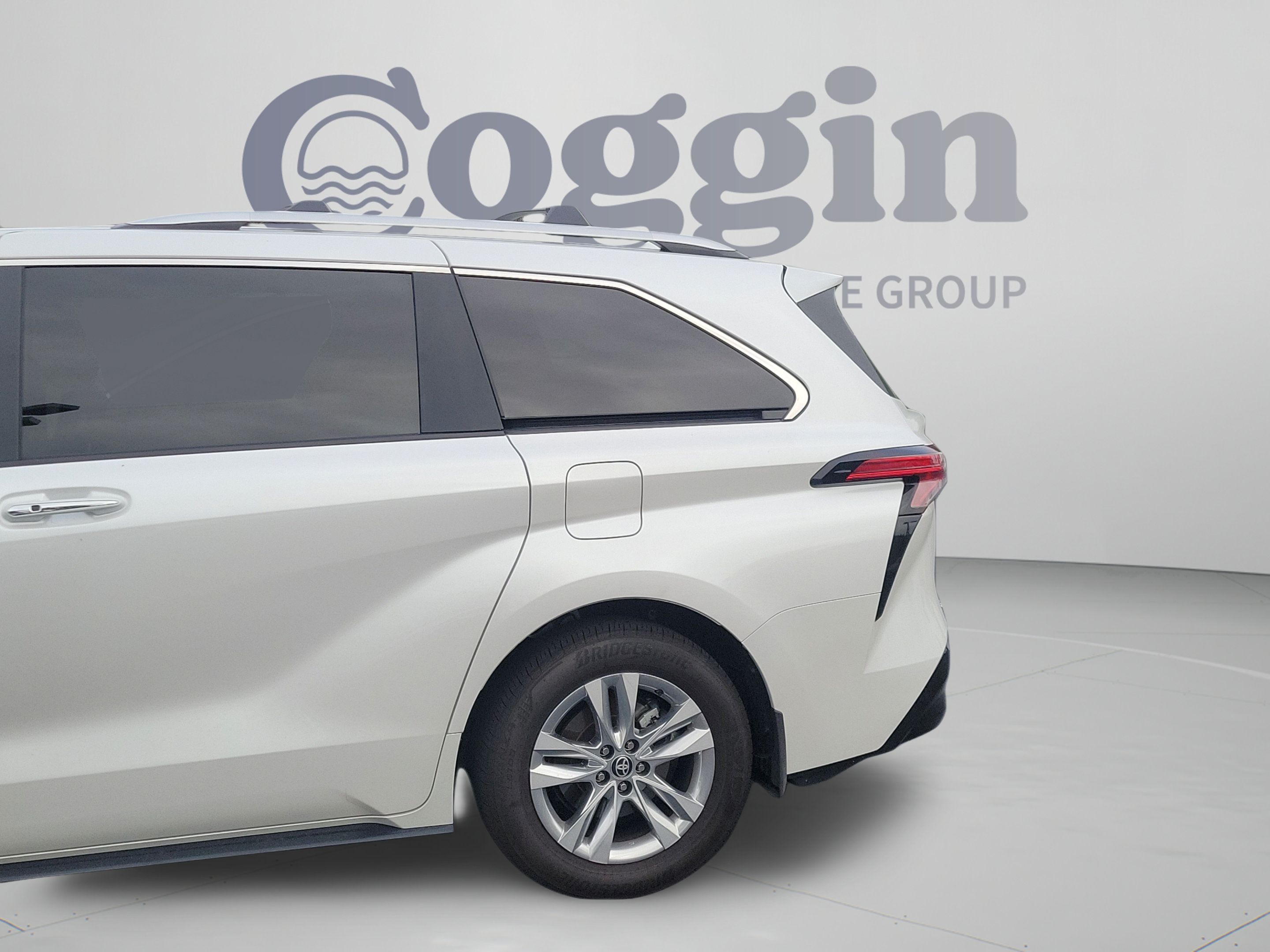 Certified 2025 Toyota Sienna Limited FWD image 24