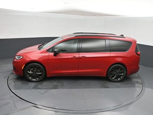 Used 2025 Chrysler Pacifica Limited FWD image 35