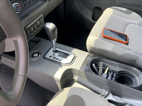Used 2020 Nissan Frontier SV w/ Midnight Edition Floor Mats AWD/4WD image 17