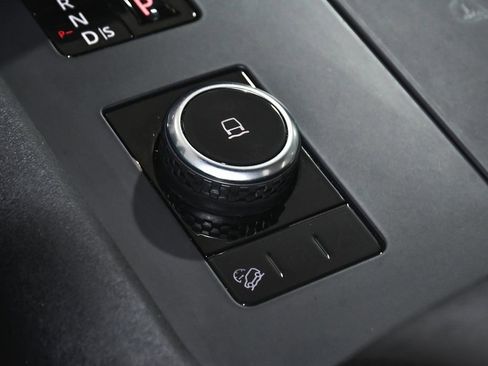 Used 2025 Land Rover Discovery S image 34