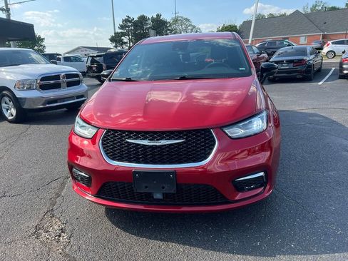 Used 2025 Chrysler Pacifica Select FWD image 3