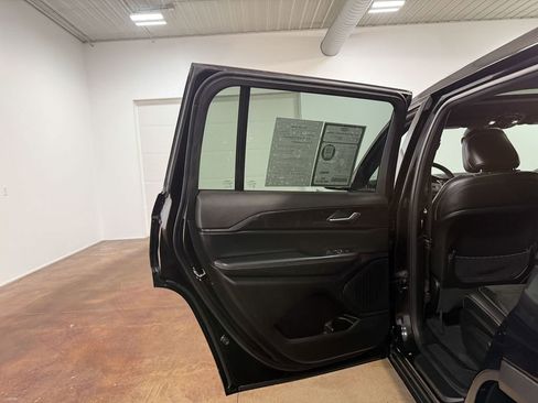 Used 2023 Jeep Grand Cherokee L Laredo image 47