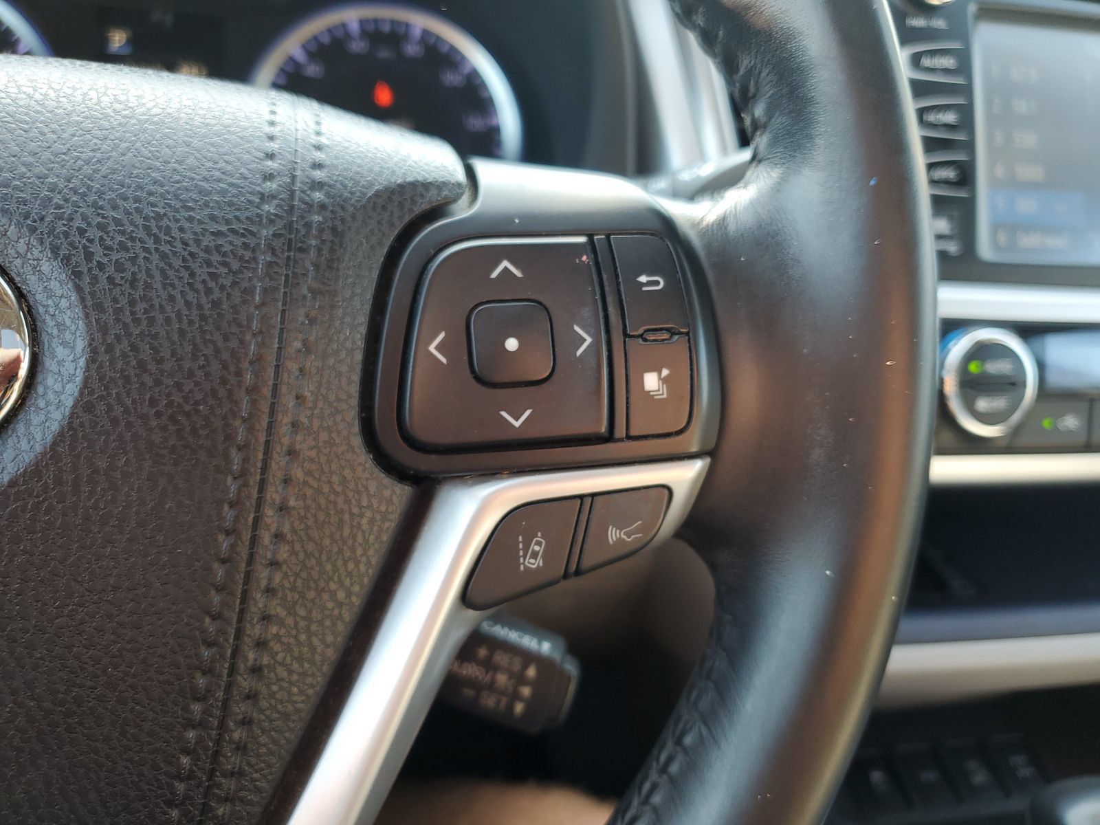 Used 2018 Toyota Highlander Limited AWD/4WD image 24