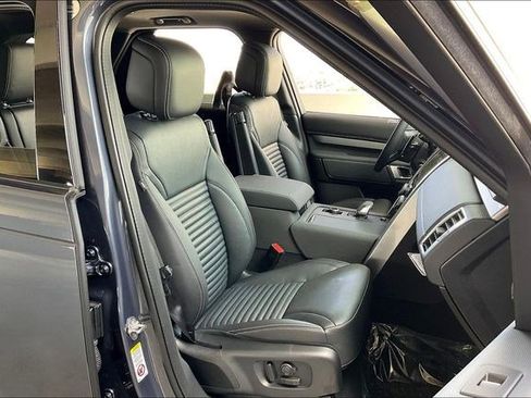 New 2025 Land Rover Discovery Dynamic SE image 12