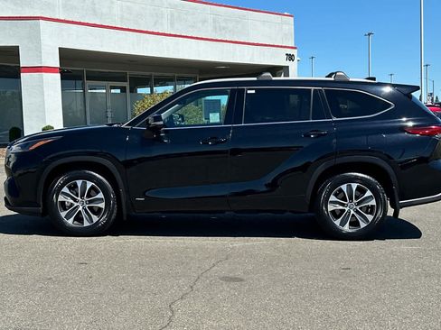Used 2022 Toyota Highlander XLE AWD/4WD image 9