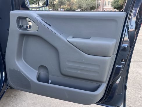 Used 2019 Nissan Frontier SV image 9