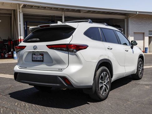 Used 2023 Toyota Highlander XLE FWD image 6