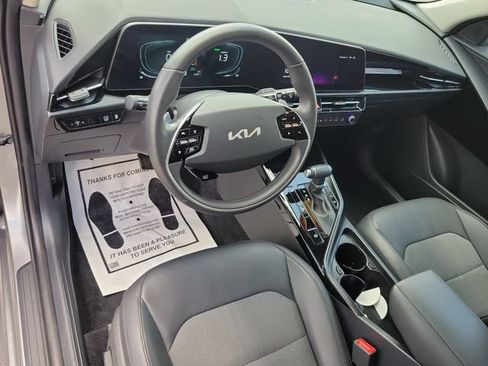 Used 2025 Kia Niro EX FWD image 16