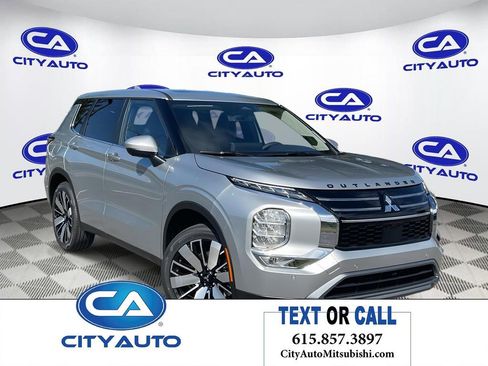 Used 2025 Mitsubishi Outlander SE image 1