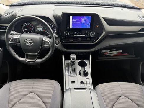 Certified 2025 Toyota Highlander LE image 9