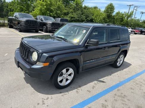 Used 2014 Jeep Patriot Latitude w/ Sun/Sound Group FWD image 11