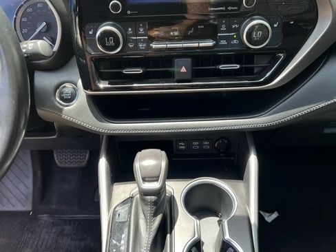 Used 2022 Toyota Highlander XLE FWD image 20