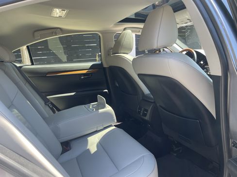 Used 2015 Lexus ES 300h w/ Navigation System Package FWD image 12