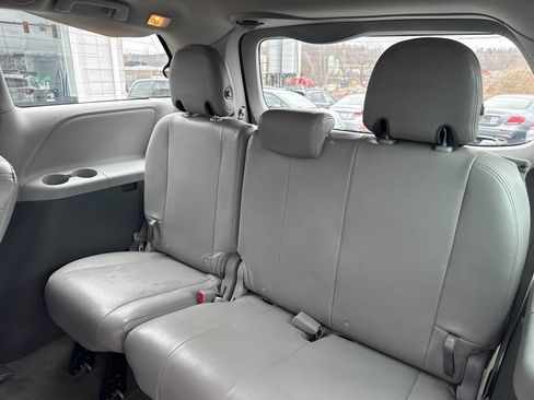 Used 2015 Toyota Sienna L image 18