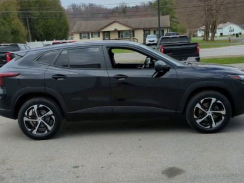 Certified 2024 Chevrolet Trax RS w/ Sunroof Package FWD image 9