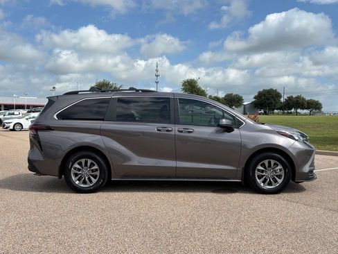 Used 2024 Toyota Sienna LE w/ LE Plus Package FWD image 5