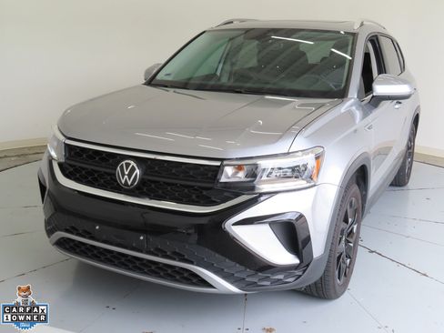 Used 2023 Volkswagen Taos SE w/ Panoramic Sunroof Package FWD image 8