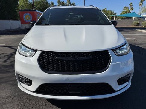 Used 2025 Chrysler Pacifica Limited FWD image 3