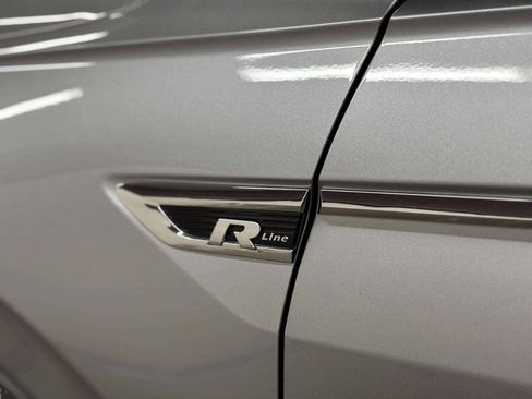 Used 2020 Volkswagen Tiguan SE R-Line AWD/4WD image 3