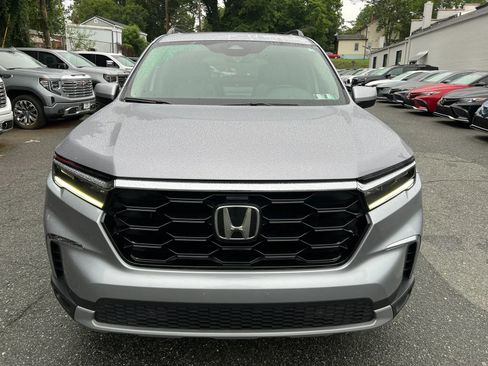 Used 2025 Honda Pilot Touring image 2