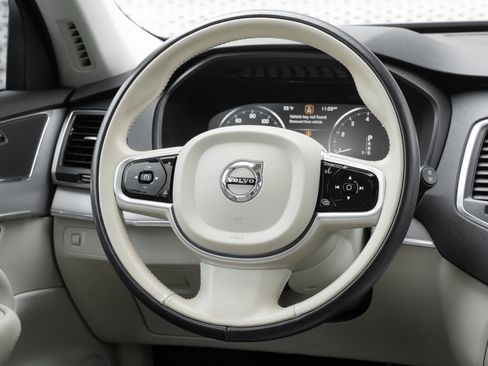 Used 2022 Volvo XC90 T5 Momentum w/ Climate Package image 9