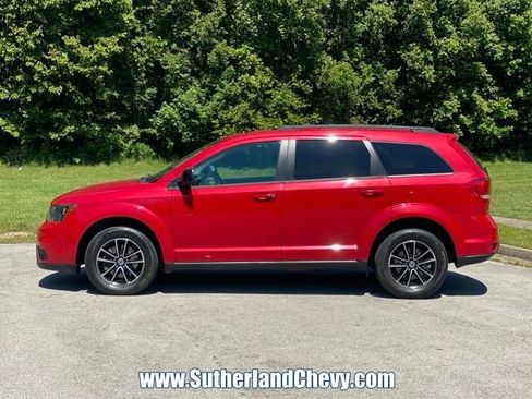 Used 2019 Dodge Journey SE w/ Connectivity Group FWD image 4