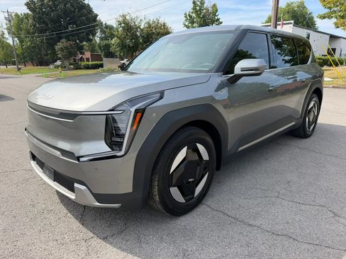 Used 2024 Kia EV9 Light Long Range RWD image 9