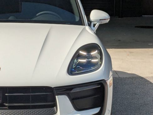 Certified 2026 Porsche Macan AWD/4WD image 12