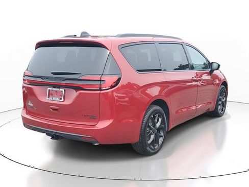 New 2027 Chrysler Pacifica Limited w/ Family Tech Group AWD/4WD image 4