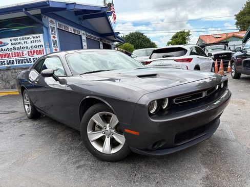 Used 2022 Dodge Challenger SXT RWD image 2