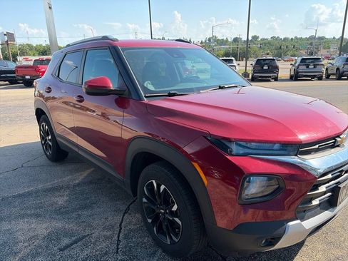 Used 2021 Chevrolet TrailBlazer LT w/ Premium Seating Package AWD/4WD image 2