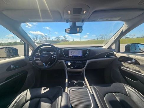 Used 2023 Chrysler Pacifica Limited image 12