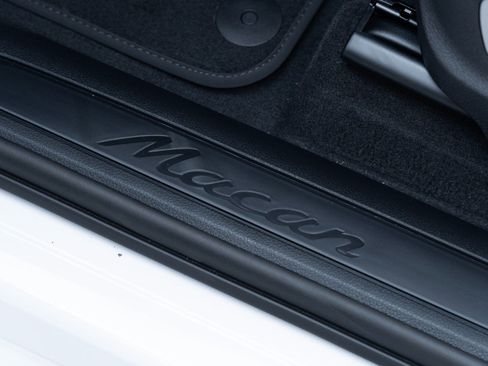 Certified 2026 Porsche Macan AWD/4WD image 14