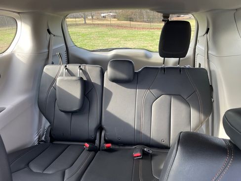 Used 2020 Chrysler Pacifica Touring-L image 16