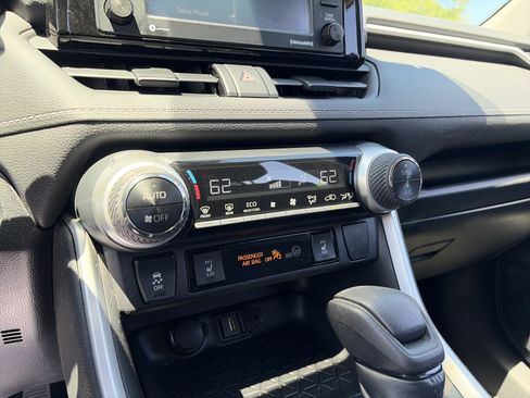 Used 2021 Toyota RAV4 XLE w/ XLE Grade Weather Package AWD/4WD image 36