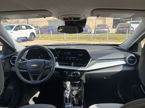 Used 2025 Chevrolet Trax LT image 31