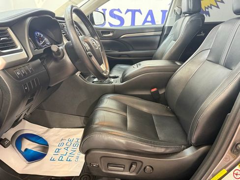Used 2017 Toyota Highlander SE image 11