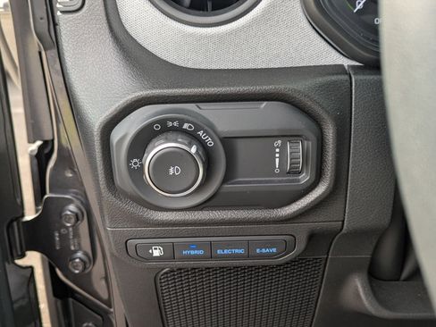 Used 2024 Jeep Wrangler Willys image 17