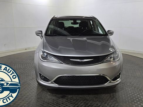 Used 2019 Chrysler Pacifica Touring Plus w/ Tire & Wheel Group FWD image 2