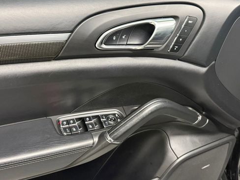 Used 2013 Porsche Cayenne Turbo image 19