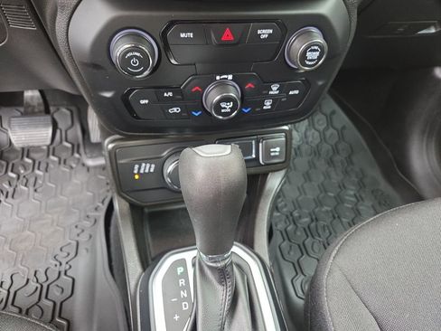 Certified 2020 Jeep Renegade Latitude w/ Cold Weather Group AWD/4WD image 9