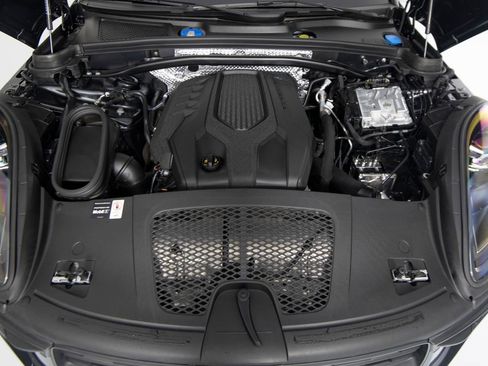 Certified 2026 Porsche Macan AWD/4WD image 42