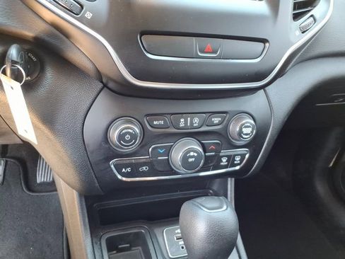 Used 2019 Jeep Cherokee Latitude w/ Popular Appearance Group FWD image 11